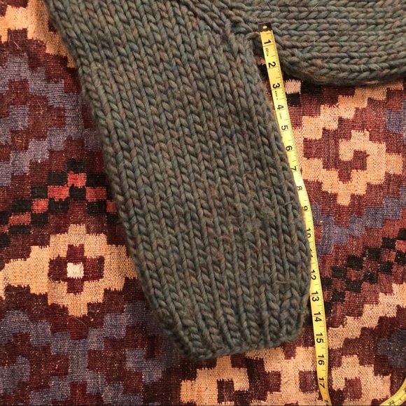 Hand knit chunky wool sweater - Picture 5 of 9